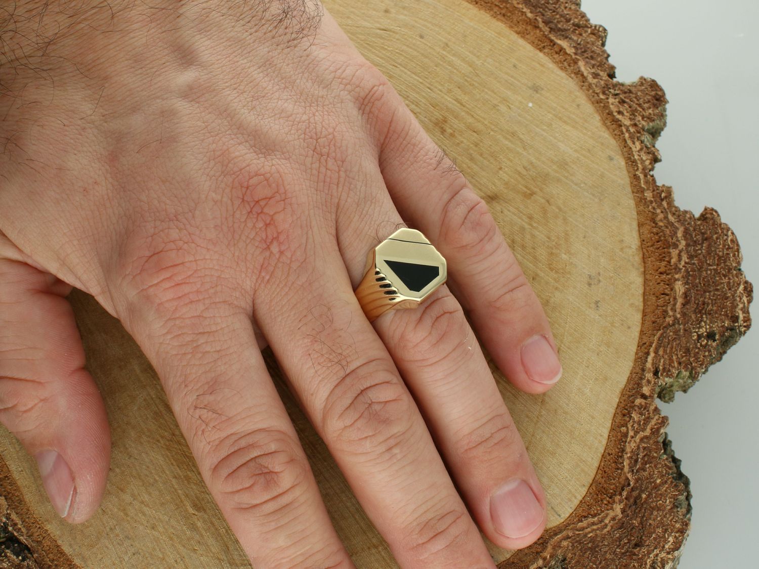 Pierścionek sygnet złoty próba 585, SY 246B 585 Złoty męski sygnet wykonany z żółtego złota próby 585. Męska złota biżuteria idealna na prezent. Złoty sygnet o prostokątnej, niehaczącej górze i ozdobnej2.jpg